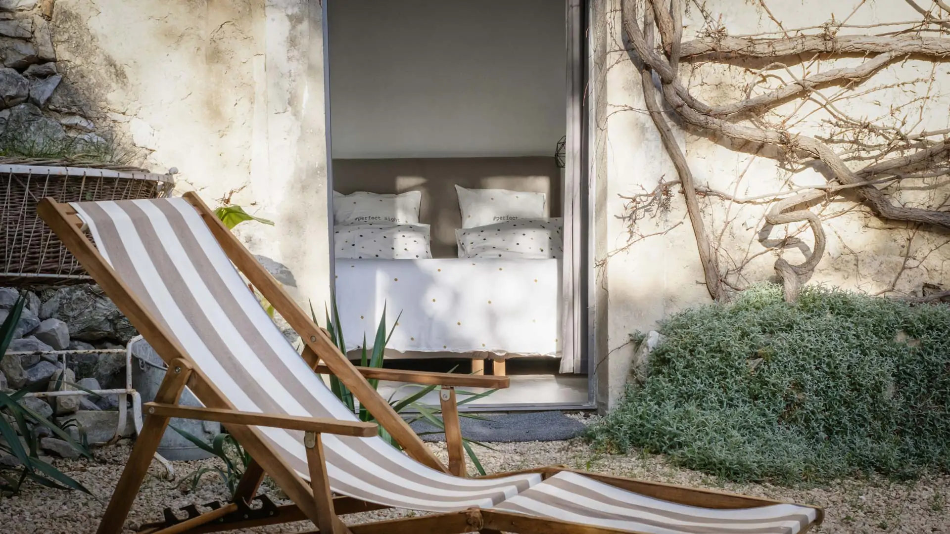 Le gîte de Fontasse de Lussan est ouvert sur le jardin méditerranéen