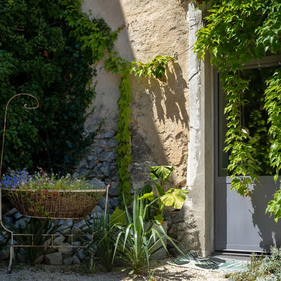 Près d'Uzès, sur les remparts de Lussan, un gîte avec jardin méditerranéen