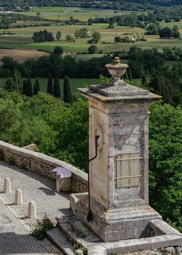 Une maison de vacances perchée sur les remparts avec jardin privé près d'Uzès