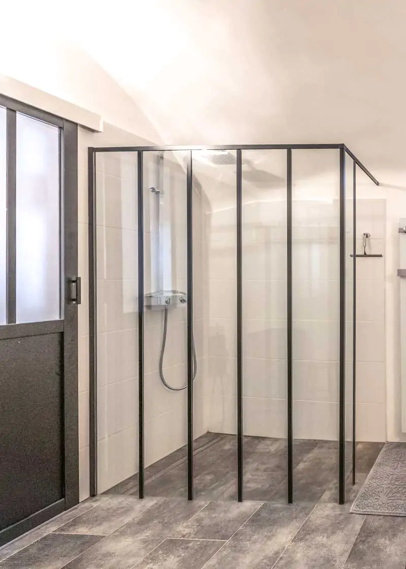 Une salle d'eau moderne et confortable dans un gîte de charme
