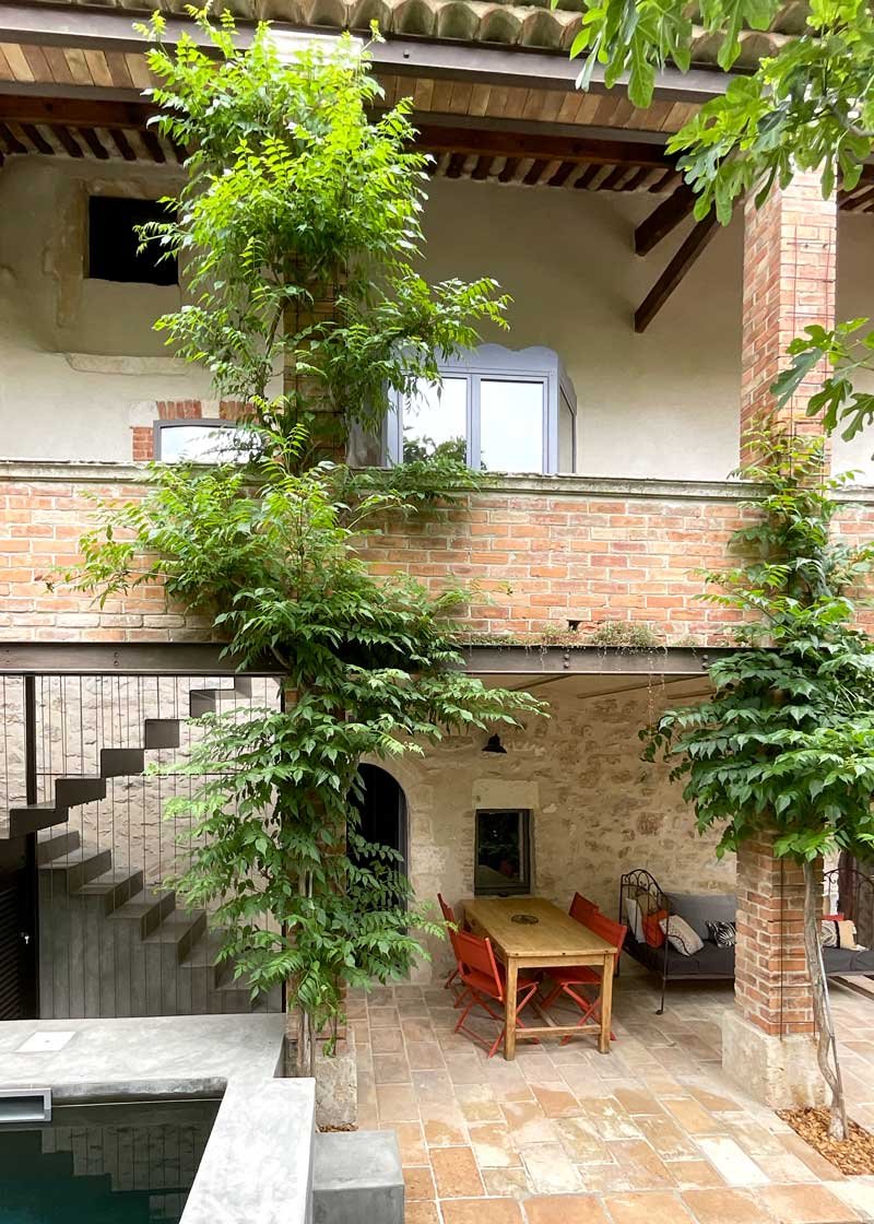 Le jardin méditerranéen et le bassin de rafraîchissement Une maison de vacances avec jardin privé et piscine d'Uzès