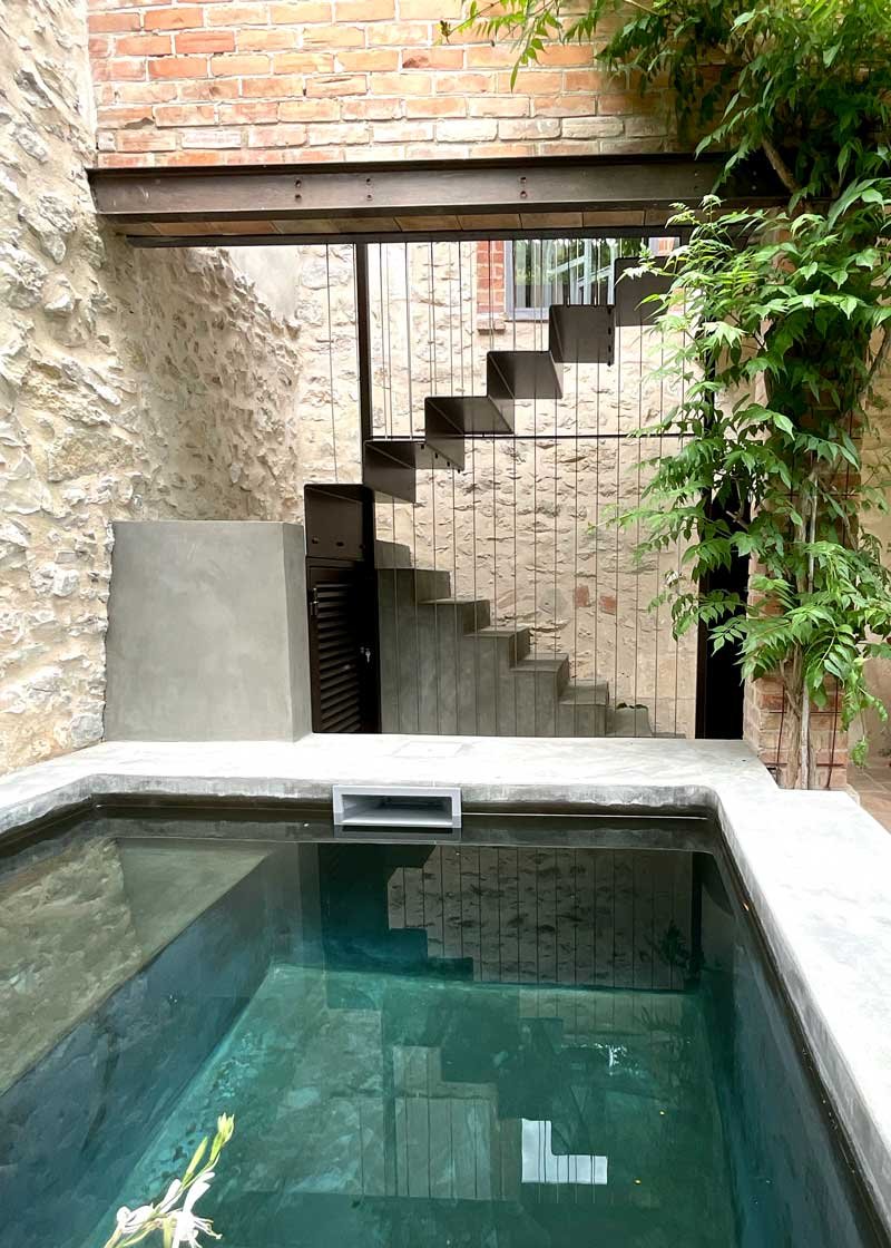Un bassin et un jardin typique du sud Une maison d'hôtes exceptionnelle avec jardin et bassin près d'Uzès