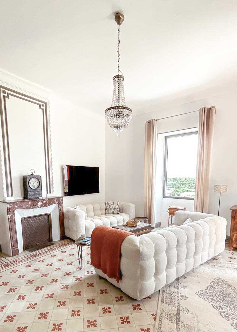 Le salon à l'étage Le salon avec vue sur plaines et garrigues