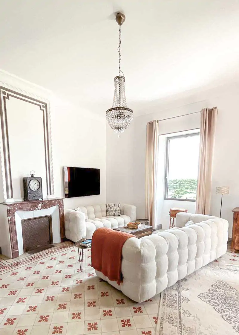 Le salon avec vue sur plaines et garrigues